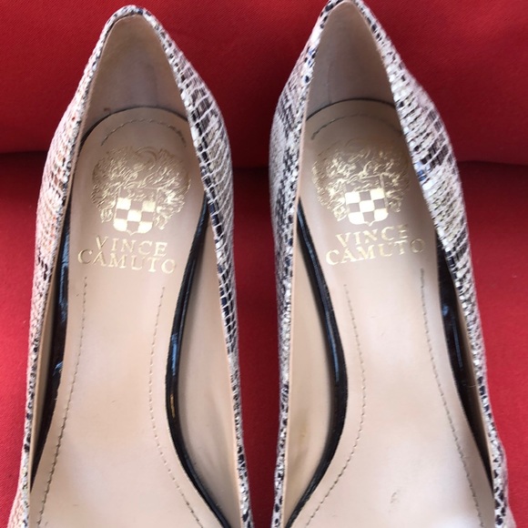 VINCE CAMUTO PYTHON SNAKE PRINT GRAY HEELS - Picture 3 of 7